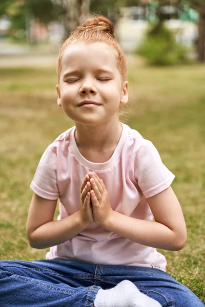 Bonita cara. Pelo rojo. Lindo niño haciendo ejercicio de yoga. Vacaciones activas — Foto de Stock