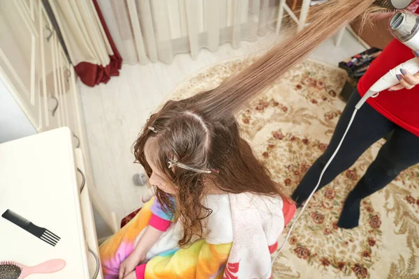 Mother dry daughter hair. Home activity. New normal. Barber equipment — Stock Photo, Image