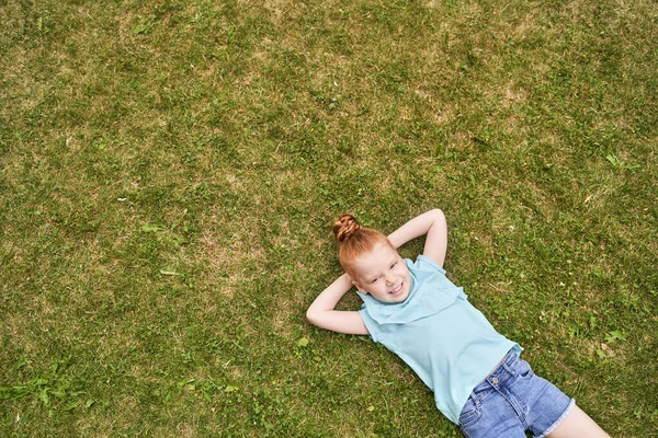 Um retrato de menina. Fundo verde ao ar livre. Adolescente estudante no parque — Fotografia de Stock