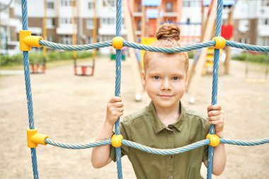 Çocuk parkında. Güzel surat. Sevimli okul çocuğu. Etkin tatil