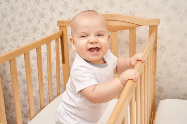 Un ragazzino carino a casa. Concetto di infanzia. Sfondo chiaro. Bambino sorridente — Foto Stock