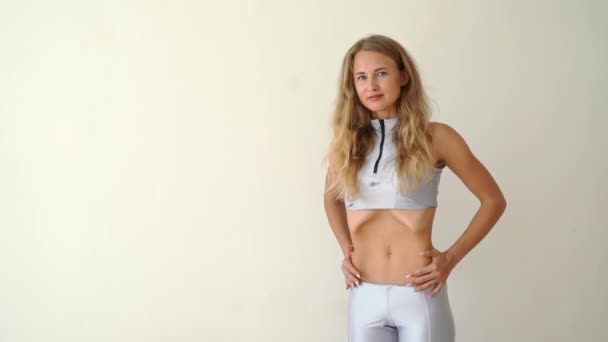 Junge hübsche Frauen machen Atemübungen. Heimsport-Training. Gesunder Lebensstil — Stockvideo
