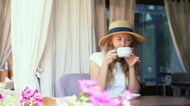 Mladá žena pije kávu v pouliční kavárně. Pobytový turista. Žena. — Stock video