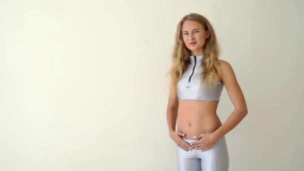 Junge hübsche Frauen machen Atemübungen. Heimsport-Training. Gesunder Lebensstil — Stockvideo