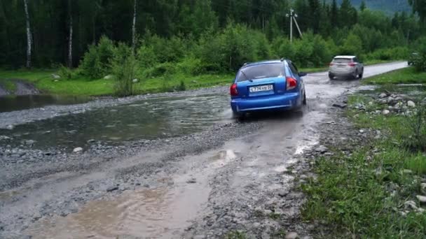 Multa, Russia - 24 giugno 2021. Montagne russe dell'Altai. Vacanze a casa — Video Stock