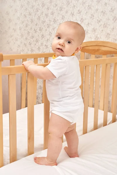 Un ragazzino carino a casa. Concetto di infanzia. Sfondo chiaro. Bambino sorridente — Foto Stock