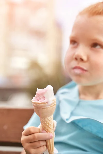 Fajny dzieciak jedzący lody w parku. Koncepcja wakacji. Styl życia w trakcie pobytu — Zdjęcie stockowe