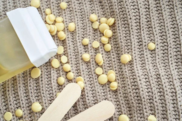 Remova o equipamento de cabelo. Spa serviço de depilação flatlay. Granulado de cera. Depilatório — Fotografia de Stock