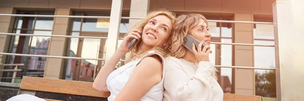 漂亮的年轻女人在电话里说话。快乐的女性在户外。夏天 — 图库照片