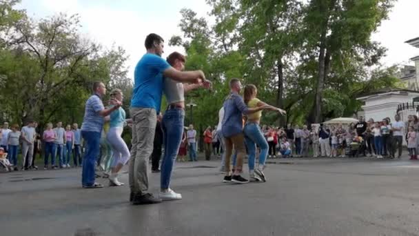 俄罗斯巴瑙尔- 2021年5月23日。在街上与人群共舞 — 图库视频影像