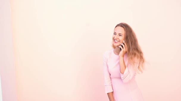 Uma jovem bonita a falar por telefone. feliz mulher pessoa ao ar livre — Vídeo de Stock