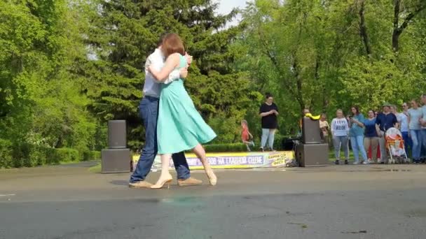 Barnaul, Rusia - 23 de mayo de 2021. Baile social en la calle con multitud — Vídeos de Stock