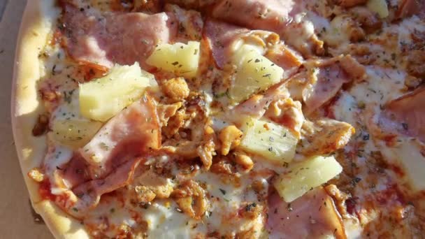 Pizza hawaiina con piña. Faro y queso. Día soleado. Deliciosa comida — Vídeos de Stock