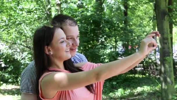 Mladý pár s ohledem selfie — Stock video
