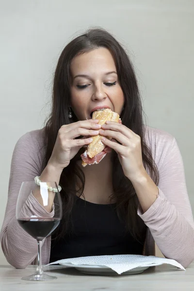 Desfrutando de um lanche — Fotografia de Stock