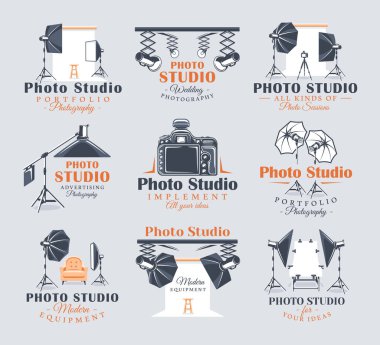 Klasik fotoğraf stüdyosu etiketleri. Logo ve amblem tasarımları için şablonlar. Fotoğraf stüdyosu sembolleri koleksiyonu: spot ışıkları, yumuşak kutu, flaş. Düz tasarım elemanı. Çizgi film çizimi. Vektör illüstrasyonu