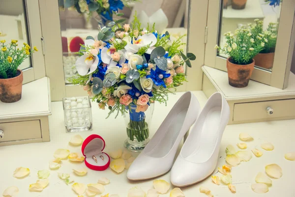 Buquê de casamento em pé em um vaso na mesa — Fotografia de Stock
