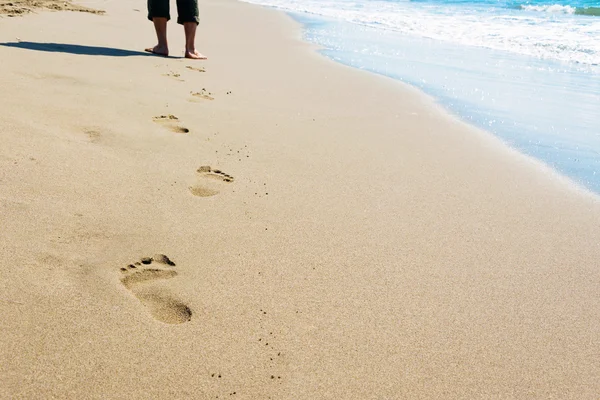 Mężczyzna spacerujący po plaży — Zdjęcie stockowe