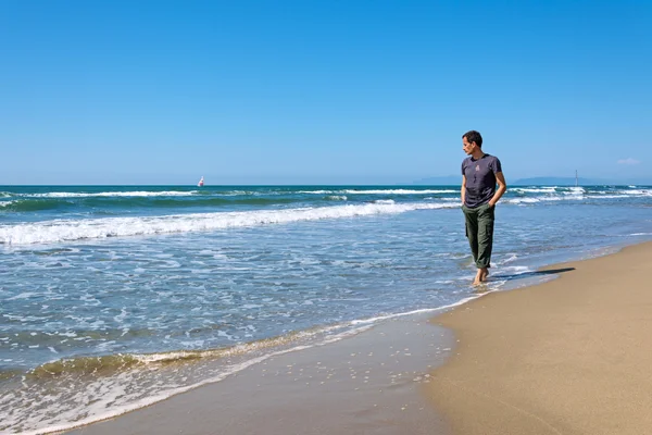 Man promenader på stranden — Stockfoto