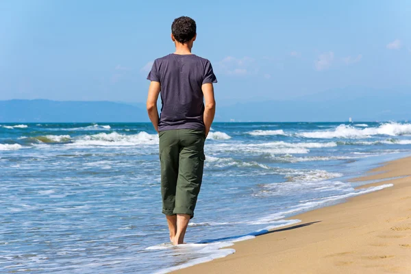 Man promenader på stranden — Stockfoto