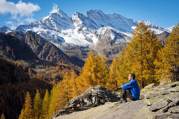 Trekker Dağlarda Dinleniyor Gran Paradiso Ulusal Parkı Talya — Stok fotoğraf