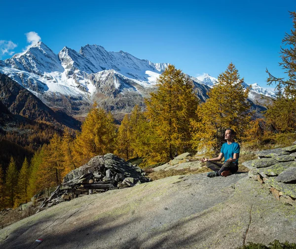 Панорамный Пейзаж Человека Медитирующего Горах Национальный Парк Гран Парадизо Италия — стоковое фото