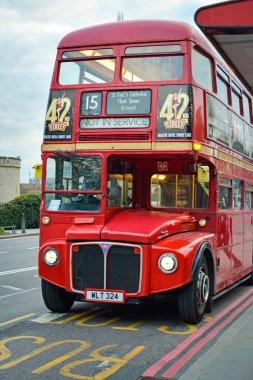 Heritage Routemaster Otobüs Londra, İngiltere 'de faaliyet gösteriyor.