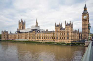 Thames Nehri ve Westminster Sarayı 'nın panoramik manzarası ve Westminster Köprüsü' nden Big Ben. Londra, İngiltere.
