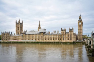 Thames Nehri ve Westminster Sarayı 'nın panoramik manzarası ve Westminster Köprüsü' nden Big Ben. Londra, İngiltere.
