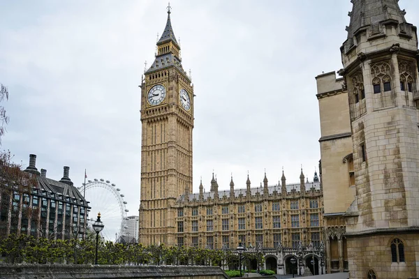 Big Ben Houses Parliament Med London Eye Bakgrunden Stor Turistattraktion — Stockfoto