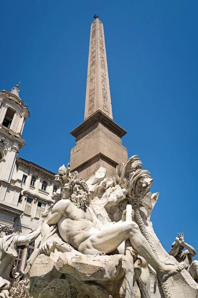 Οβελίσκος Του Four Rivers Fountain Στην Piazza Navona Και Εκκλησία — Φωτογραφία Αρχείου