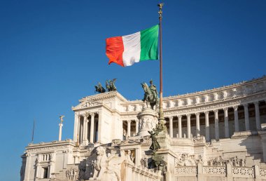 Roma 'da Altare della Patria ve güzel mavi gökyüzü ile İtalya bayrağı