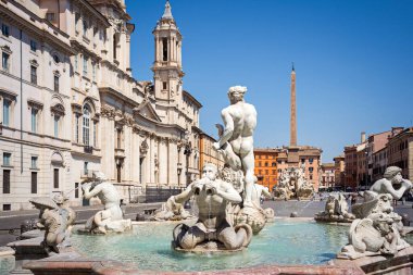 Piazza Navona, Fontana del Moro (Moor Fountain) ve Fontana dei Quattro Fiumi (Four Rivers) ile birlikte Barok Roma mimarisinin güzel bir örneğidir. Roma, İtalya