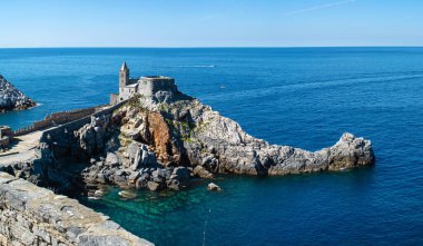San Pietro Kilisesi 'nin panoramik manzarası ve Doria Kalesi' nden uçurum. Portovenere, Liguria, İtalya