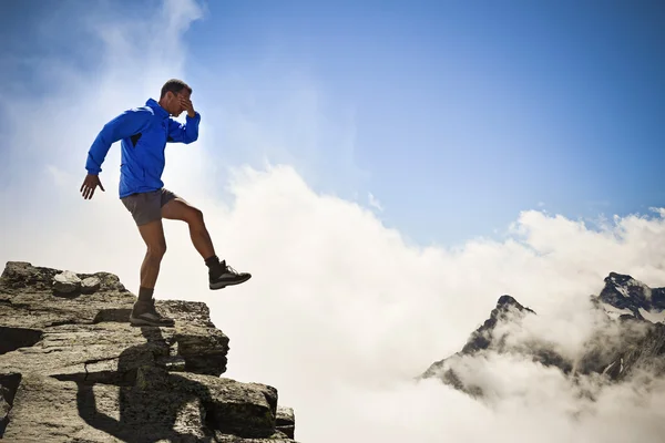 Adam uçurumun kenarında