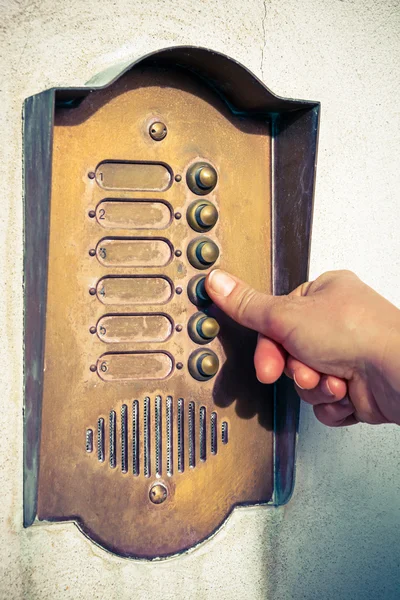 Δάχτυλο που χτυπά ένα κουδούνι της πόρτα — Φωτογραφία Αρχείου