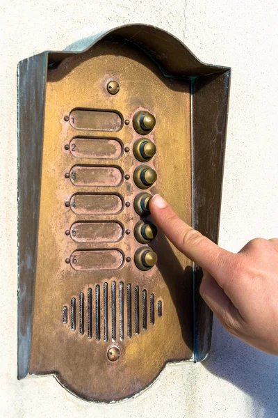 Ringing a door bell — Stock Photo, Image