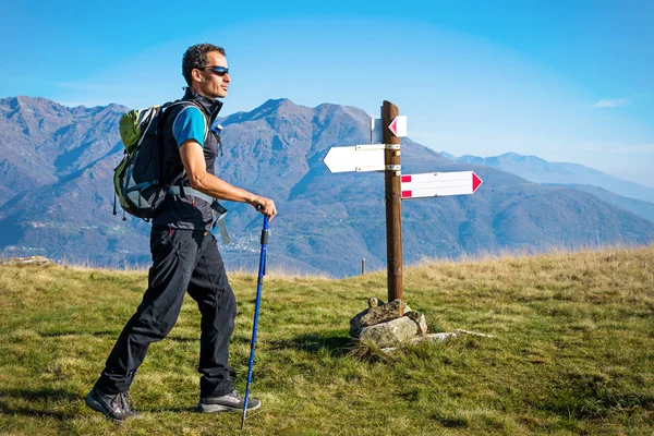 Trekker en encrucijada — Foto de Stock