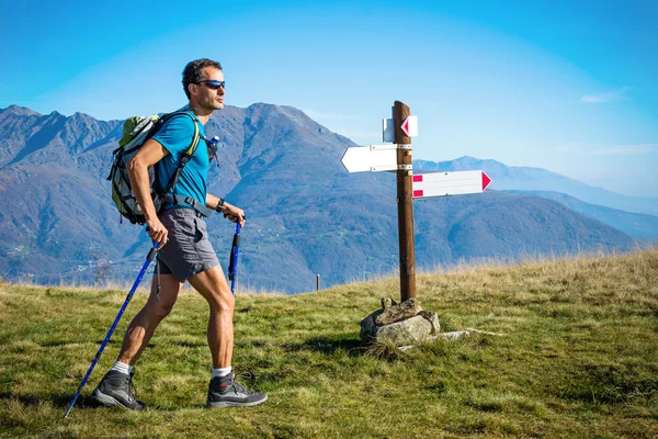 Trekker na encruzilhada — Fotografia de Stock