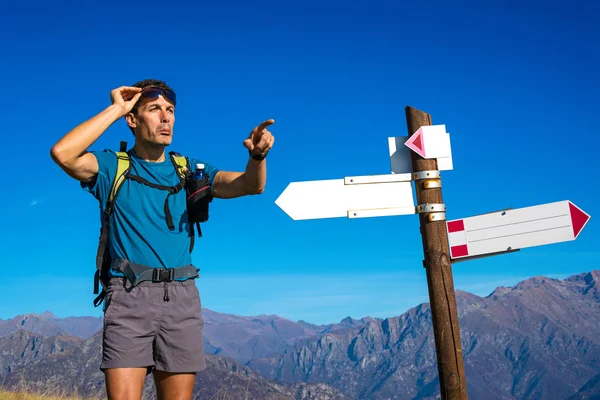 Hombre indicando dirección en el cruce — Foto de Stock