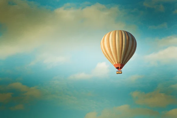 Balão de ar quente vintage no céu — Fotografia de Stock