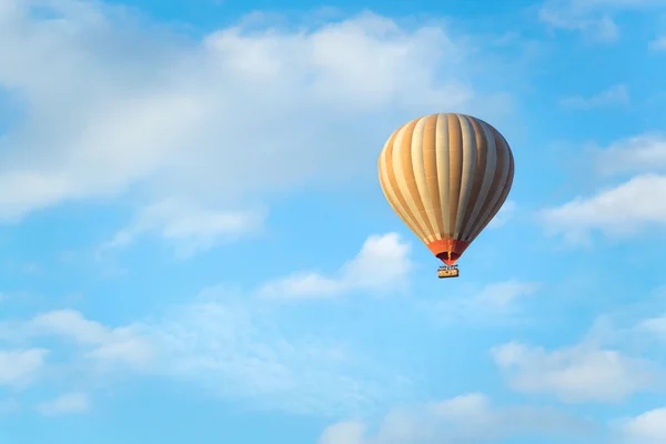 Globo de aire caliente en el cielo Imagen De Stock