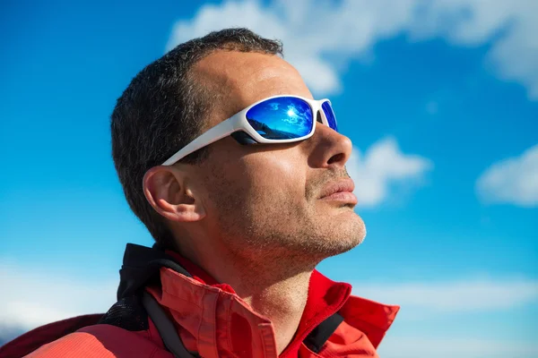 Hombre con gafas de sol — Foto de Stock