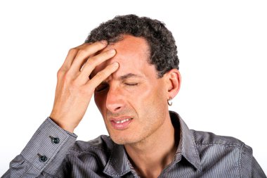 adam beyaz arka plan üzerinde acı