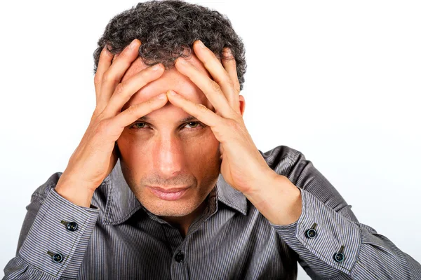 Beyaz arka plan üzerinde umutsuz adamın