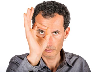 adam el ok işareti gösteriliyor