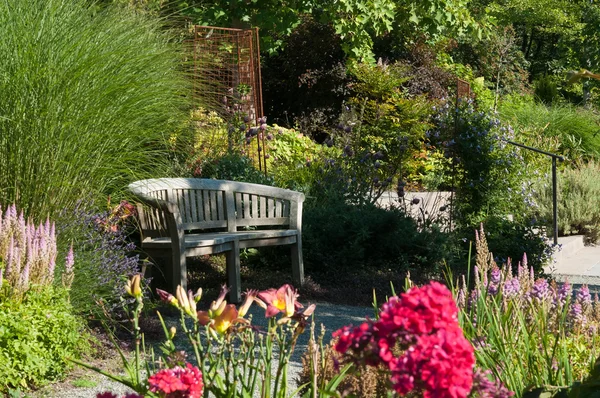 Bank im botanischen Garten — Stockfoto