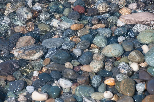 Kieselsteine im Wasser, Welle — Stockfoto