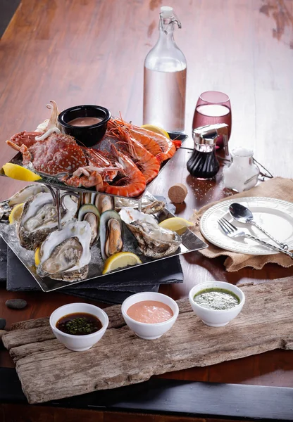 Fruits de mer Assiette de crustacés fruits de mer au homard frais, moules , — Photo