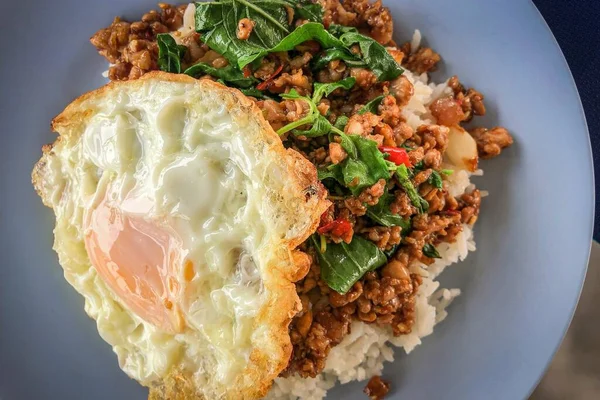 Kızarmış kıymalı domuz eti Kutsal Fesleğen